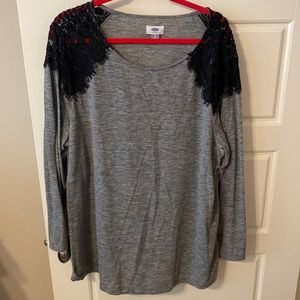 EUC Old Navy gray tee with black lace shoulder tee